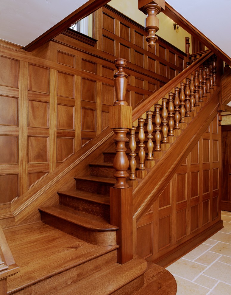 Свежая идея для дизайна: большая прямая деревянная лестница в классическом стиле с деревянными ступенями - отличное фото интерьера