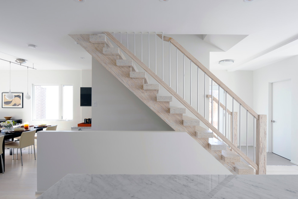 Foto de escalera recta escandinava de tamaño medio sin contrahuella con escalones de madera y barandilla de varios materiales
