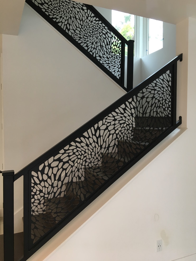 Свежая идея для дизайна: прямая деревянная лестница среднего размера в стиле неоклассика (современная классика) с деревянными ступенями и металлическими перилами - отличное фото интерьера