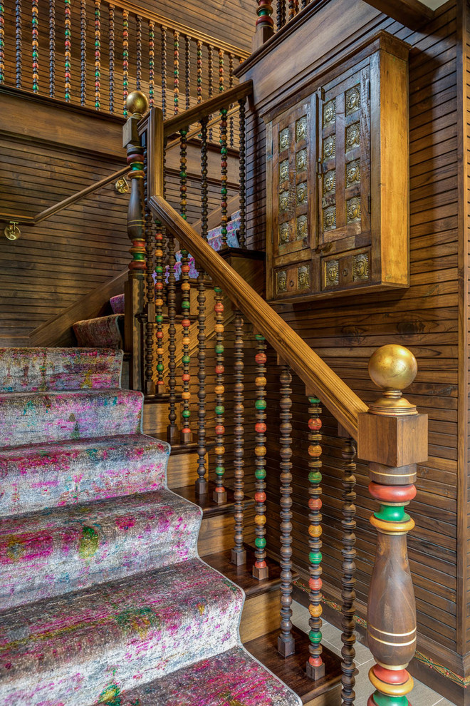 プロビデンスにあるアジアンスタイルのおしゃれなかね折れ階段 (木の蹴込み板、木材の手すり) の写真