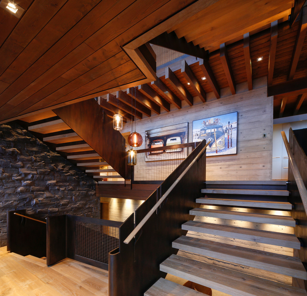 Foto de escalera en L rústica grande sin contrahuella con escalones de madera