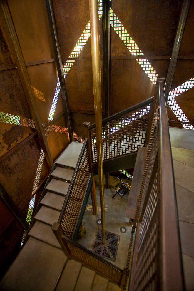 サクラメントにあるインダストリアルスタイルのおしゃれな階段の写真