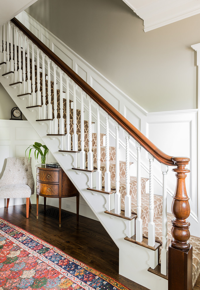 На фото: прямая лестница в классическом стиле с деревянными ступенями, крашенными деревянными подступенками и деревянными перилами