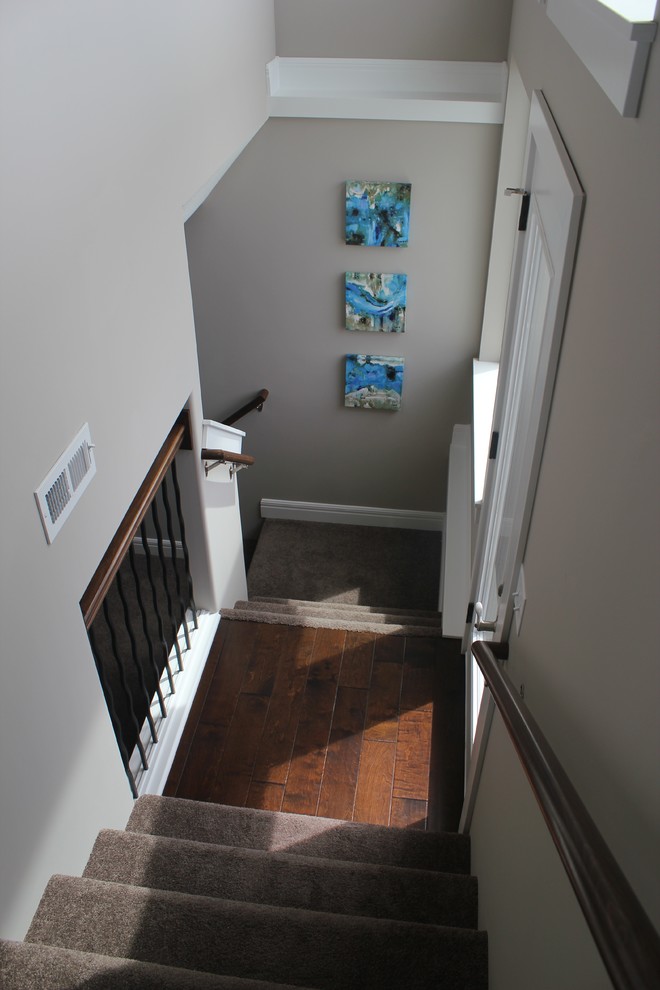 Пример оригинального дизайна: угловая лестница среднего размера в стиле неоклассика (современная классика) с ступенями с ковровым покрытием и ковровыми подступенками