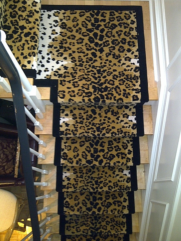 Стильный дизайн: прямая лестница среднего размера в стиле неоклассика (современная классика) с ступенями с ковровым покрытием и крашенными деревянными подступенками - последний тренд
