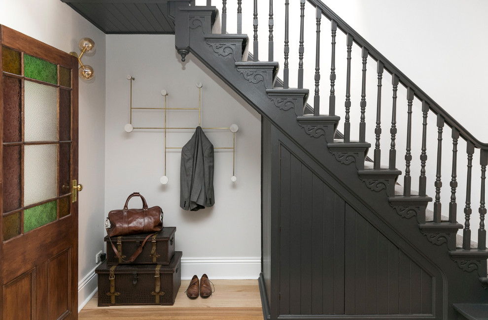 小さなコンテンポラリースタイルのおしゃれな直階段 (カーペット張りの蹴込み板、木材の手すり) の写真