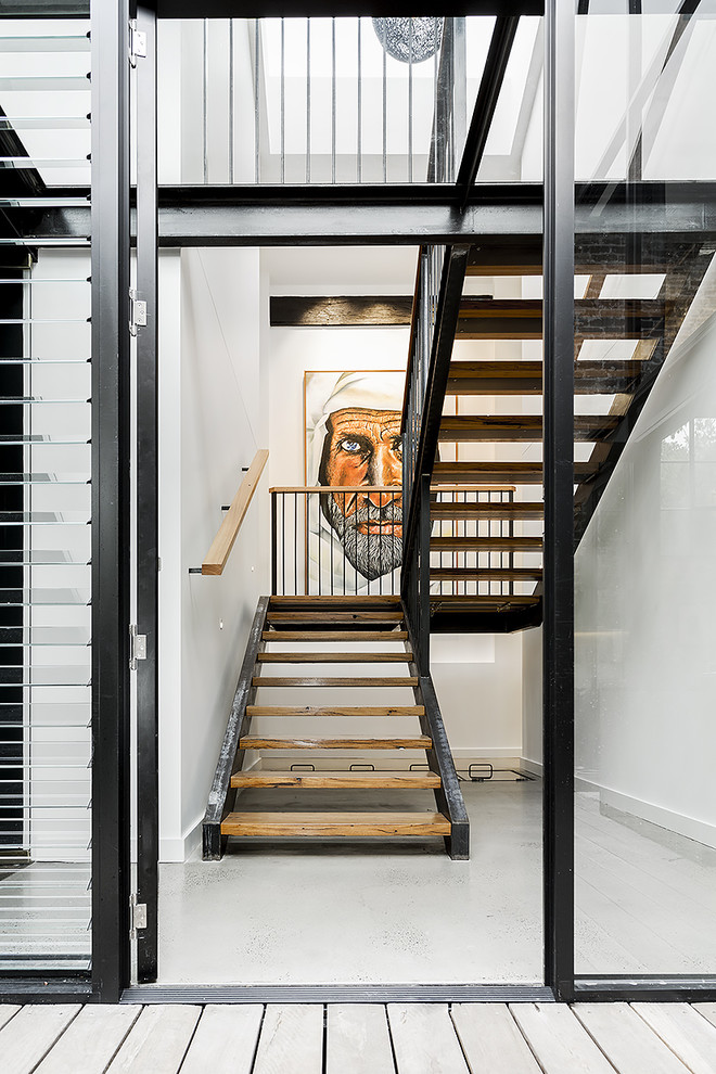 Foto de escalera urbana de tamaño medio sin contrahuella con escalones de madera y barandilla de metal