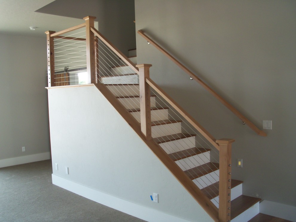Пример оригинального дизайна: угловая лестница среднего размера в стиле модернизм с деревянными ступенями, крашенными деревянными подступенками и перилами из тросов