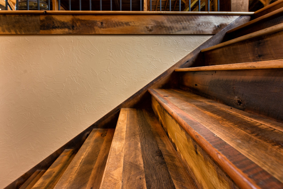 Diseño de escalera recta rural de tamaño medio con escalones de madera y contrahuellas de madera