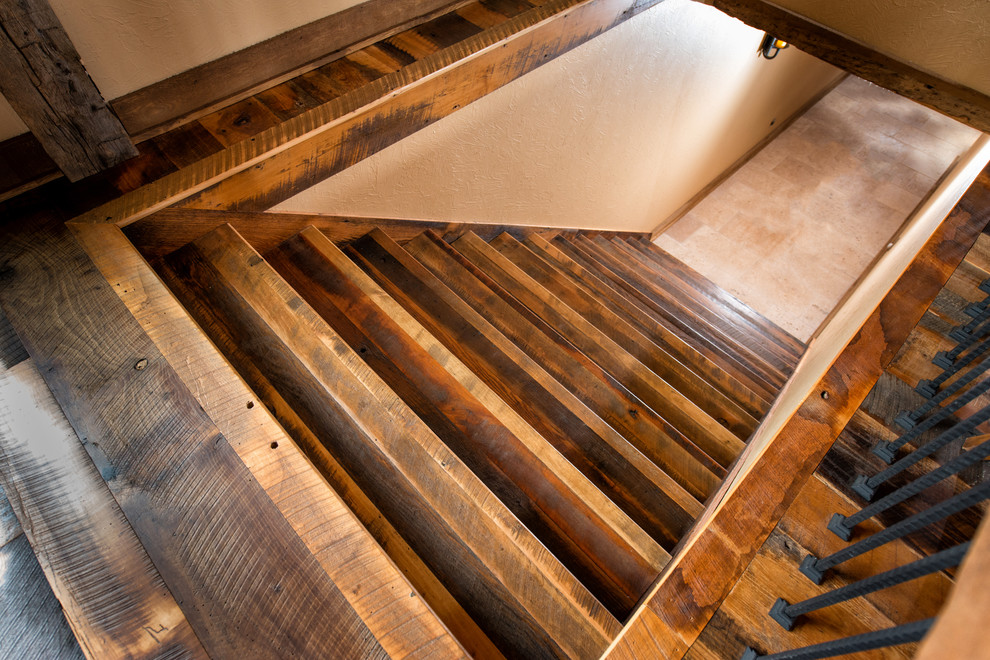 Imagen de escalera recta rural de tamaño medio con escalones de madera y contrahuellas de madera