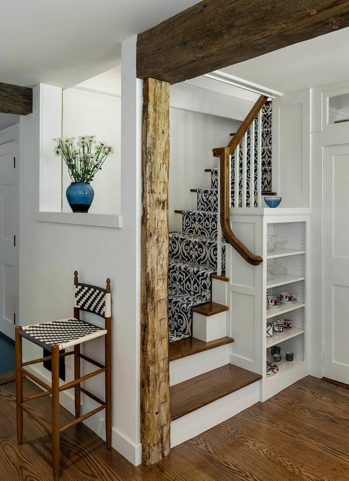 Foto de escalera en L ecléctica grande con escalones de madera, contrahuellas de madera pintada y barandilla de madera