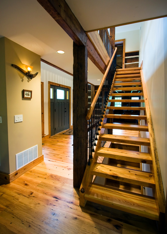 Источник вдохновения для домашнего уюта: огромная прямая лестница в стиле рустика с деревянными ступенями без подступенок