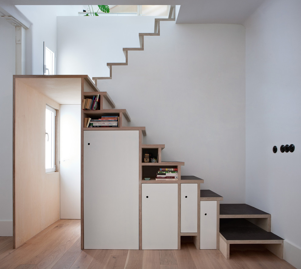 Пример оригинального дизайна: маленькая п-образная деревянная лестница в современном стиле с деревянными ступенями и кладовкой или шкафом под ней для на участке и в саду