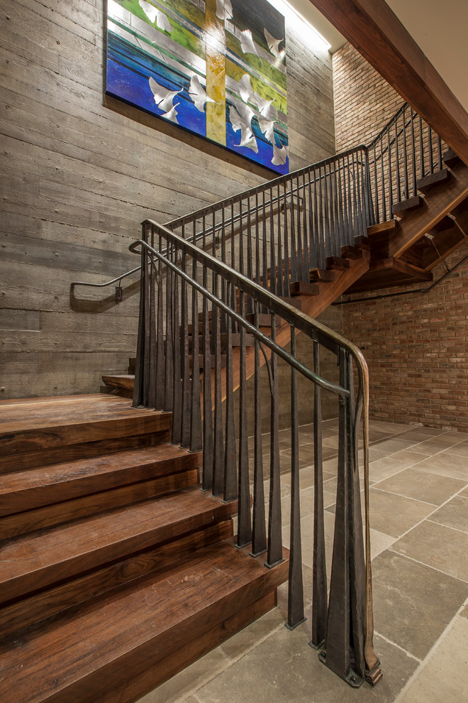 На фото: огромная п-образная деревянная лестница в стиле рустика с деревянными ступенями с