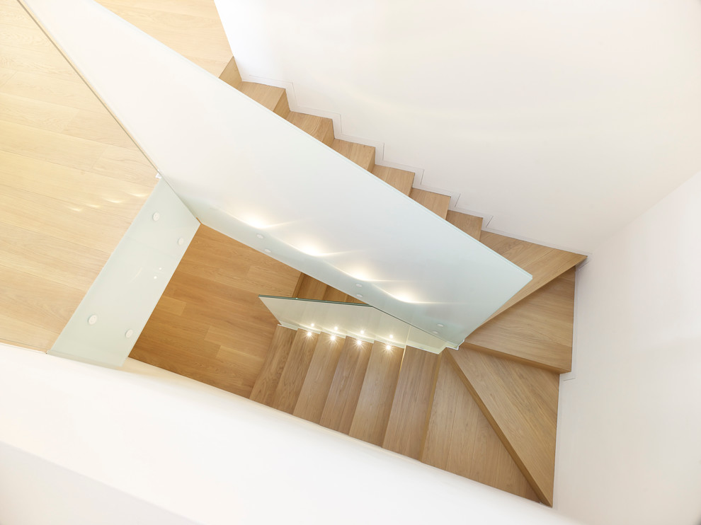 На фото: деревянная лестница в современном стиле с деревянными ступенями с