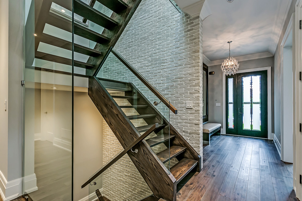 Idées déco pour un grand escalier sans contremarche campagne en U avec des marches en bois et un garde-corps en verre.