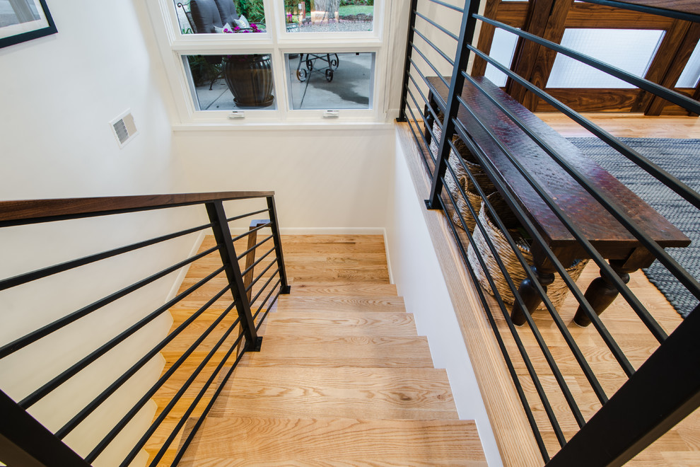 Пример оригинального дизайна: п-образная деревянная лестница в стиле ретро с деревянными ступенями и перилами из смешанных материалов