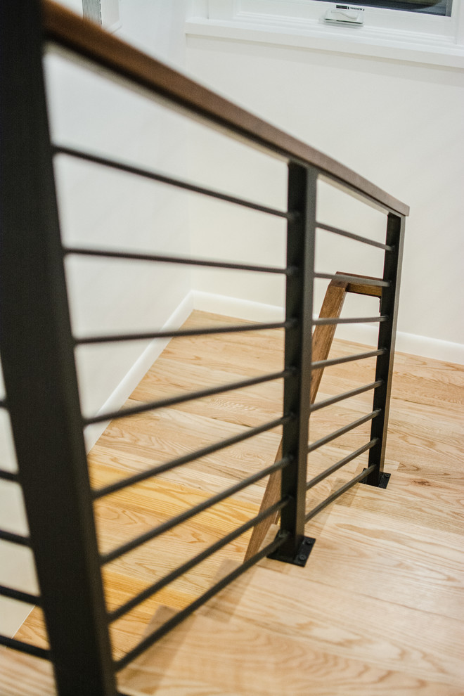 Свежая идея для дизайна: п-образная деревянная лестница в стиле ретро с деревянными ступенями и перилами из смешанных материалов - отличное фото интерьера