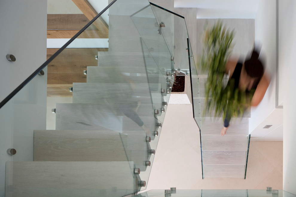 Idée de décoration pour un escalier minimaliste avec des marches en bois.