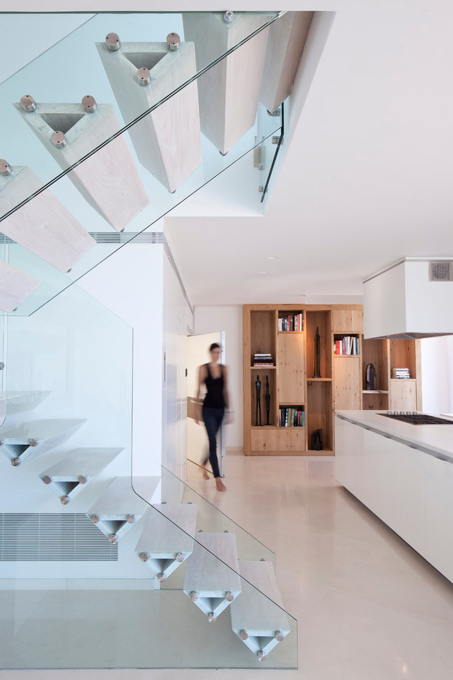 На фото: лестница в стиле модернизм с бетонными ступенями без подступенок