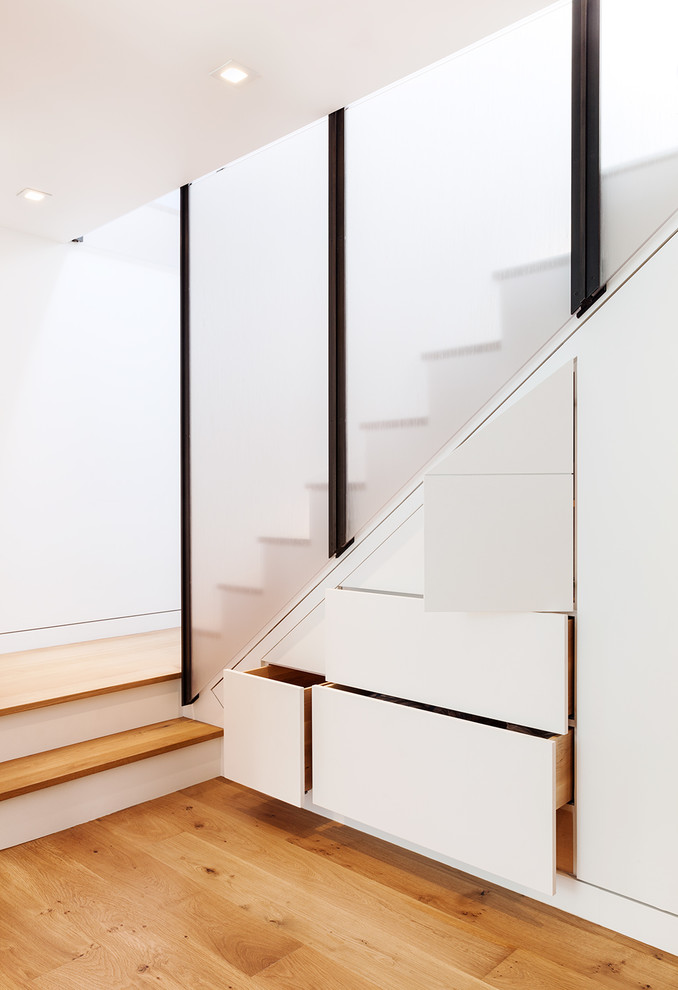 Свежая идея для дизайна: лестница в современном стиле с деревянными ступенями и крашенными деревянными подступенками - отличное фото интерьера