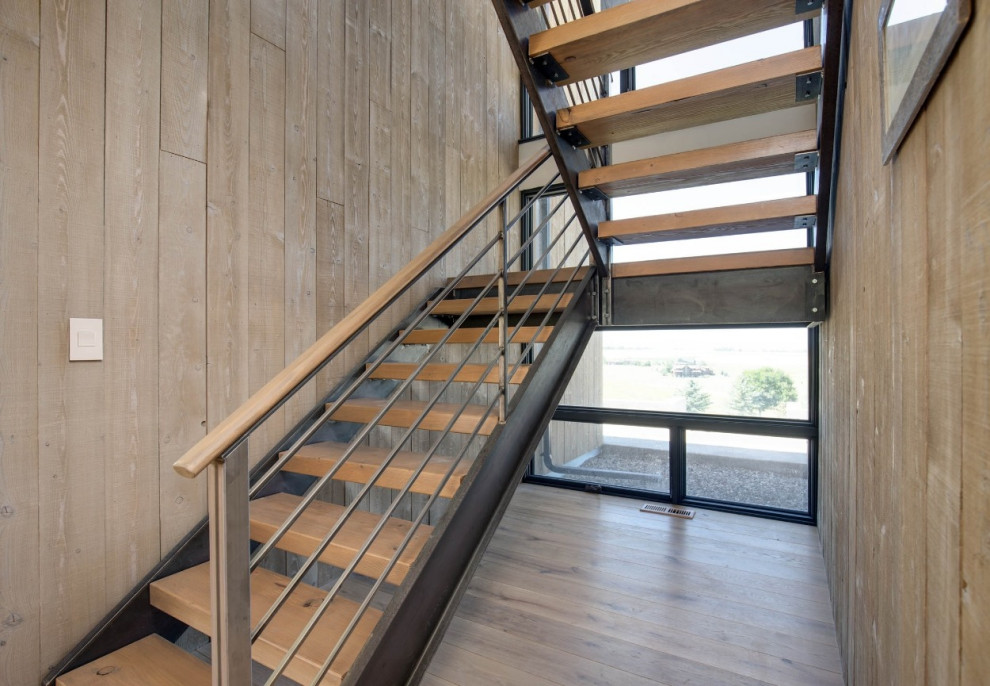Идея дизайна: п-образная деревянная лестница в стиле кантри с деревянными ступенями и металлическими перилами