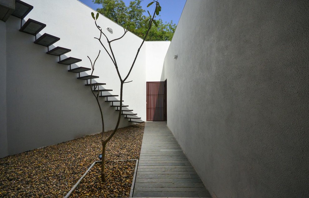 На фото: лестница в современном стиле с металлическими ступенями
