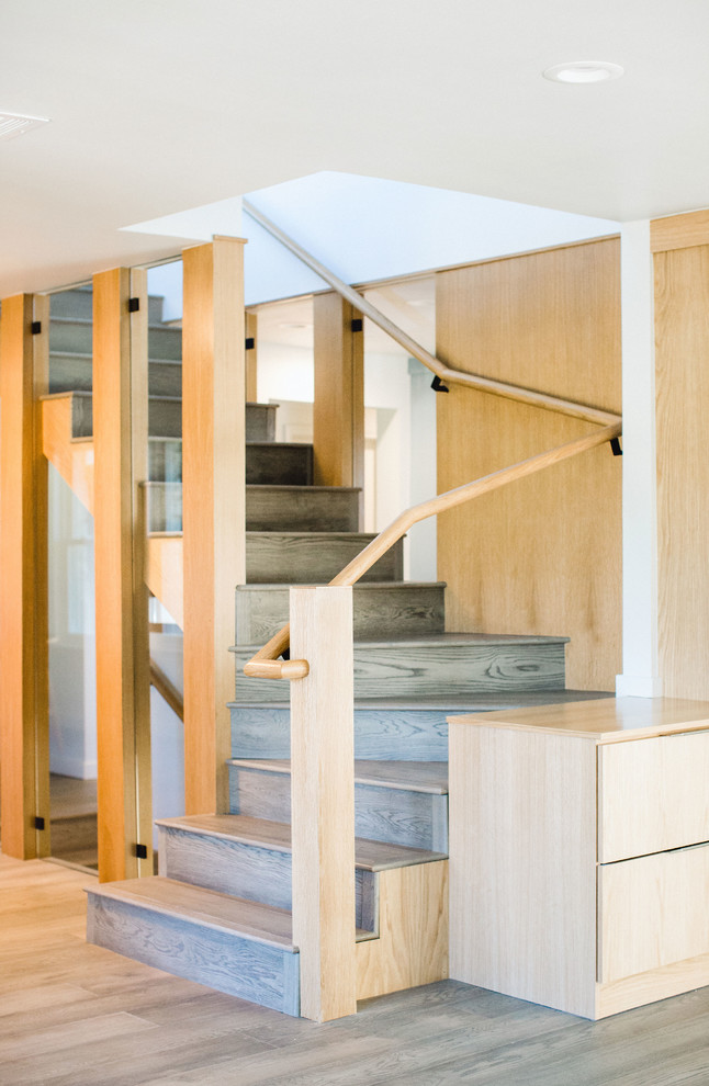 Imagen de escalera en L retro de tamaño medio con escalones de madera, contrahuellas de madera y barandilla de madera