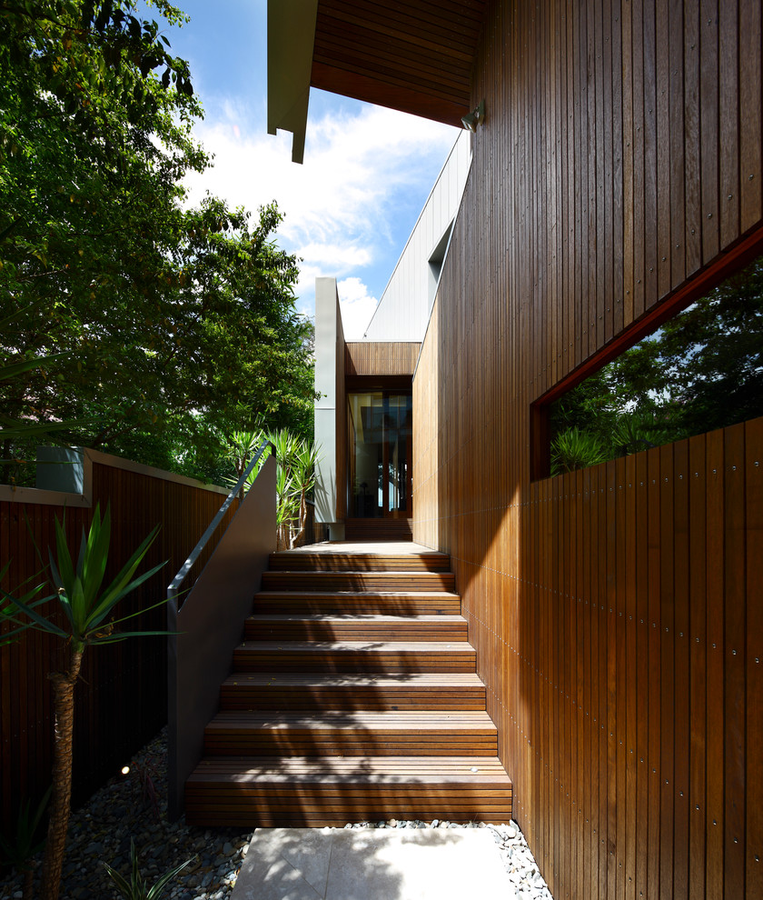 Ejemplo de escalera recta contemporánea grande con escalones de madera