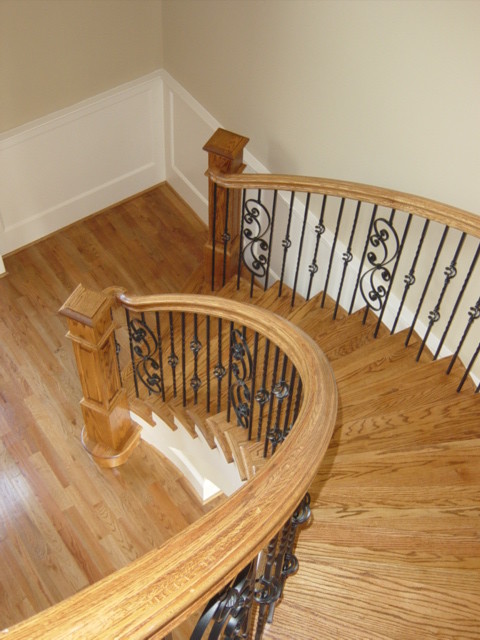 Foto på en mellanstor medelhavsstil svängd trappa