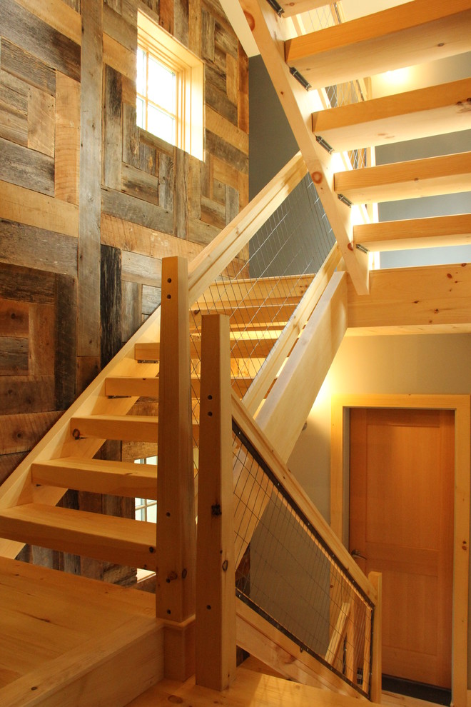 Immagine di una scala a rampa dritta stile rurale con pedata in legno e nessuna alzata
