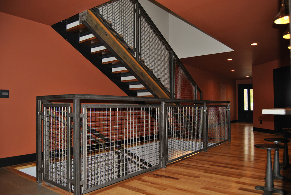 Cette photo montre un escalier droit éclectique de taille moyenne avec des marches en bois et des contremarches en métal.