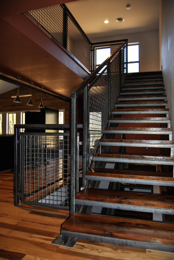 Idées déco pour un escalier droit éclectique de taille moyenne avec des marches en bois et des contremarches en métal.