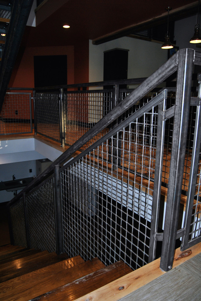 セントルイスにある中くらいなエクレクティックスタイルのおしゃれな直階段 (金属の蹴込み板) の写真