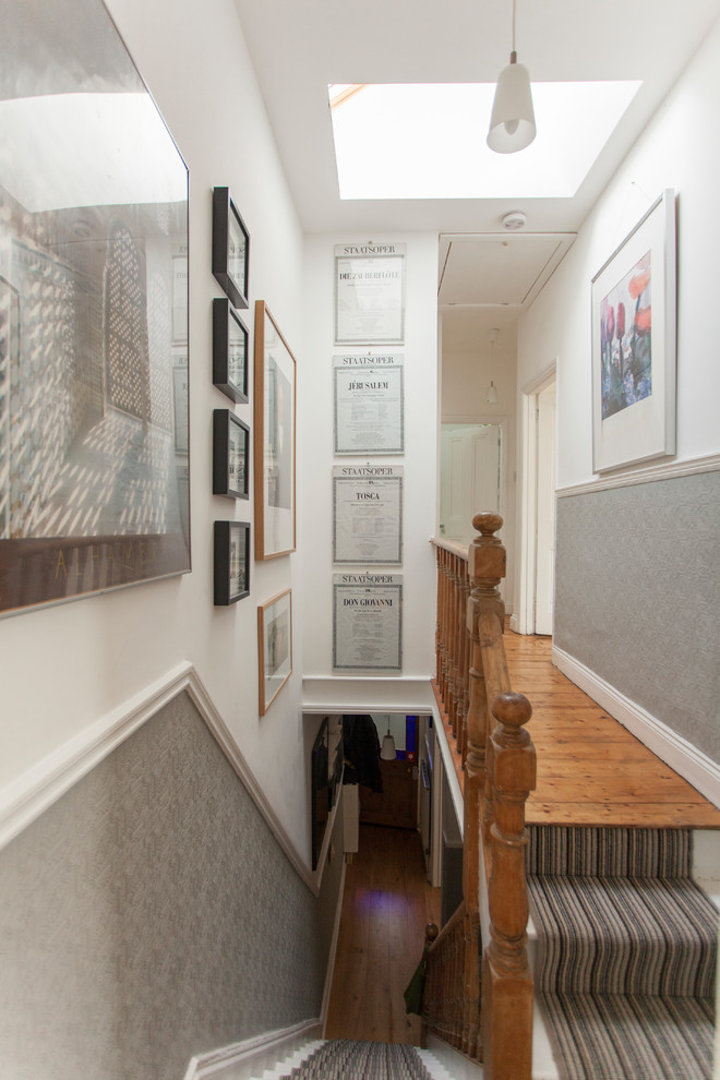Kleine Klassische Treppe mit Teppich-Setzstufen in Sonstige