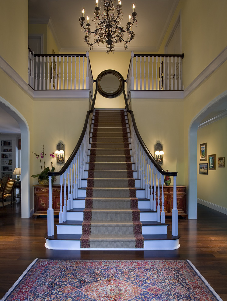 Modelo de escalera clásica con escalones de madera