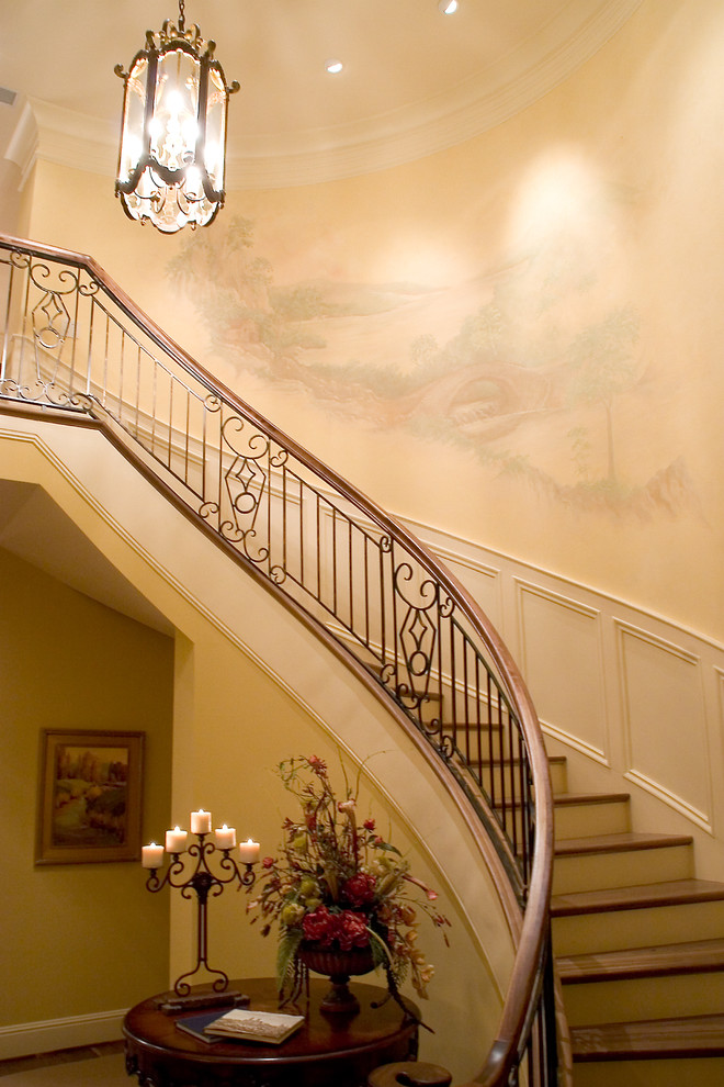 Idées déco pour un escalier courbe classique de taille moyenne avec des marches en bois et des contremarches en bois.