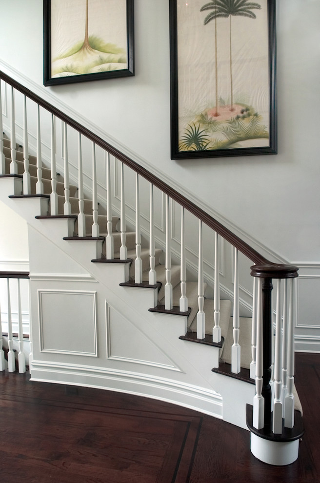 Свежая идея для дизайна: лестница в классическом стиле с деревянными ступенями и деревянными перилами - отличное фото интерьера