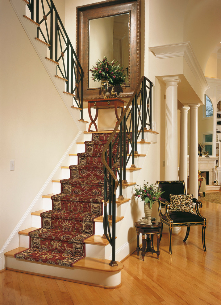 Diseño de escalera en U tradicional de tamaño medio con escalones de madera y contrahuellas de madera pintada