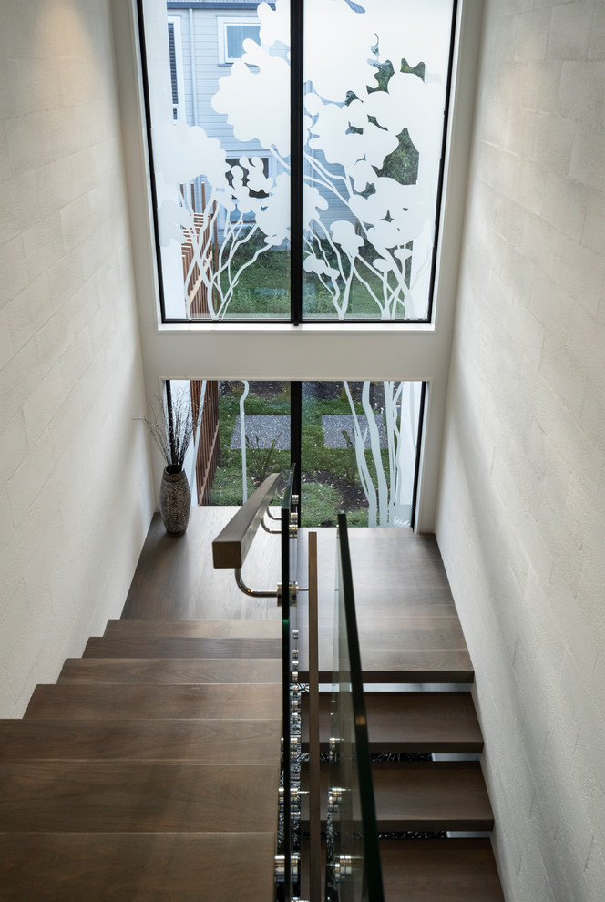 Idéer för en mellanstor modern u-trappa i trä, med öppna sättsteg och räcke i glas