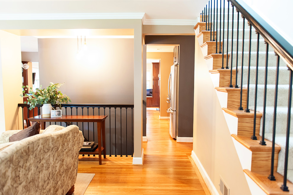 ワシントンD.C.にあるお手頃価格の広いトランジショナルスタイルのおしゃれな直階段 (木の蹴込み板) の写真