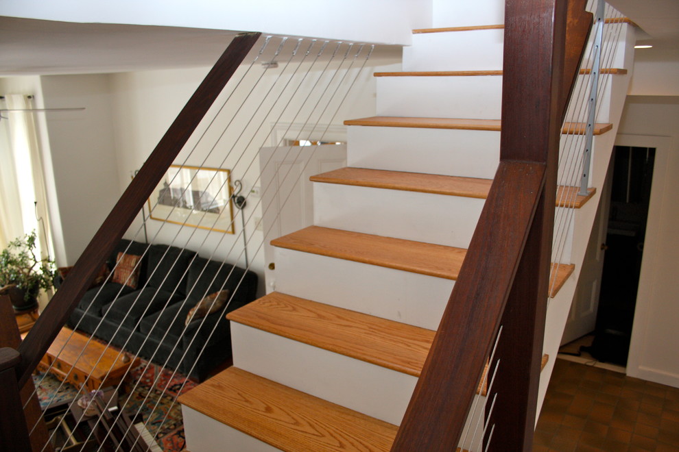 Свежая идея для дизайна: п-образная лестница среднего размера в стиле неоклассика (современная классика) с деревянными ступенями и крашенными деревянными подступенками - отличное фото интерьера