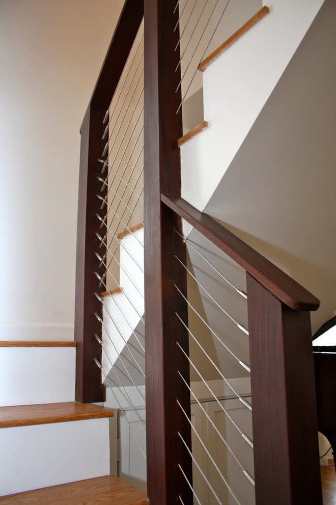 Diseño de escalera en U clásica renovada de tamaño medio con escalones de madera y contrahuellas de madera pintada