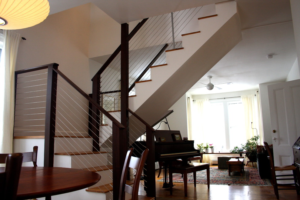 Imagen de escalera en U tradicional renovada de tamaño medio con escalones de madera y contrahuellas de madera pintada