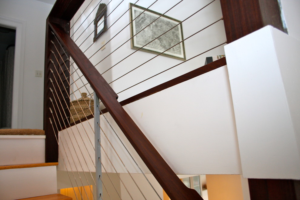 На фото: п-образная лестница среднего размера в стиле неоклассика (современная классика) с деревянными ступенями и крашенными деревянными подступенками