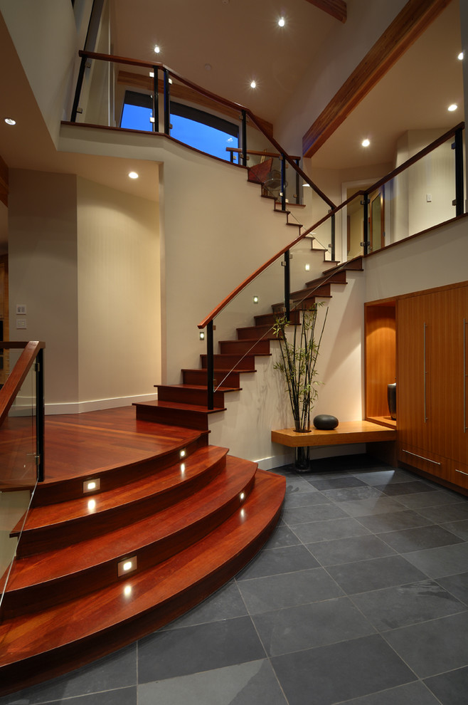 Idée de décoration pour un escalier design avec des contremarches en bois et des marches en bois.