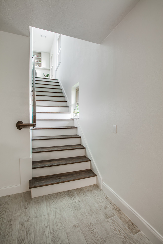 Diseño de escalera recta tradicional renovada de tamaño medio con escalones de madera, contrahuellas de madera pintada y barandilla de madera