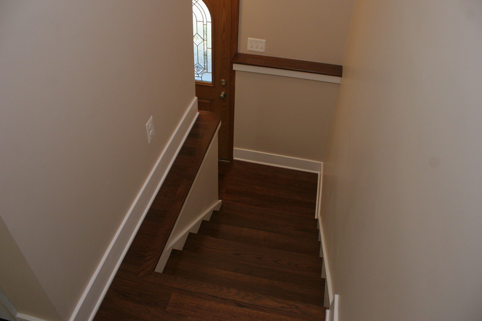 Свежая идея для дизайна: п-образная лестница среднего размера в стиле модернизм с деревянными ступенями и крашенными деревянными подступенками - отличное фото интерьера