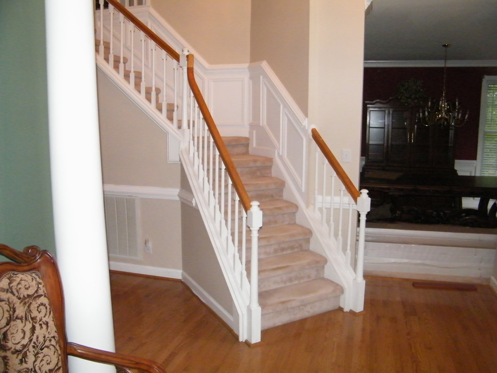 На фото: большая прямая лестница в классическом стиле с деревянными ступенями без подступенок
