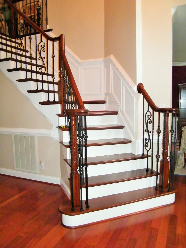 Идея дизайна: большая прямая лестница в стиле неоклассика (современная классика) с деревянными ступенями без подступенок